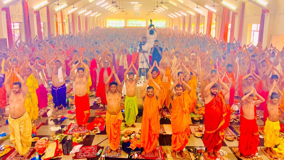 Sadguru Brahmeshanand sets “Asia Books of Record” for Yadnyopavit in Goa