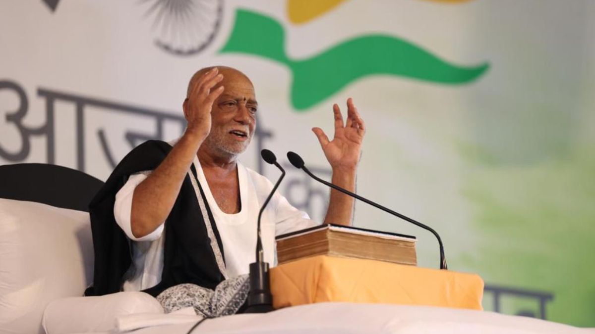 Morari Bapu Extends a Unifying Call to Sanatan Dharma Saints for the Kumbh Mela