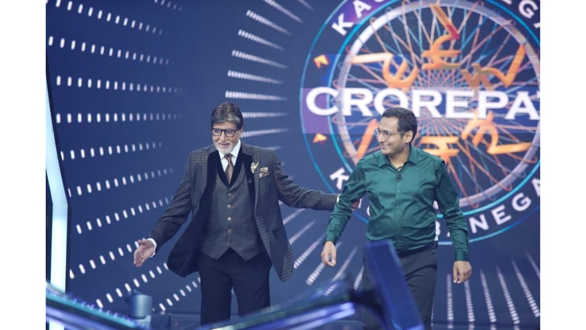 कौन हैं बलिया के आशुतोष पाण्डेय, जिनका पैर छूने लगे अमिताभ बच्चन, KBC से आई गजब की तस्वीर!