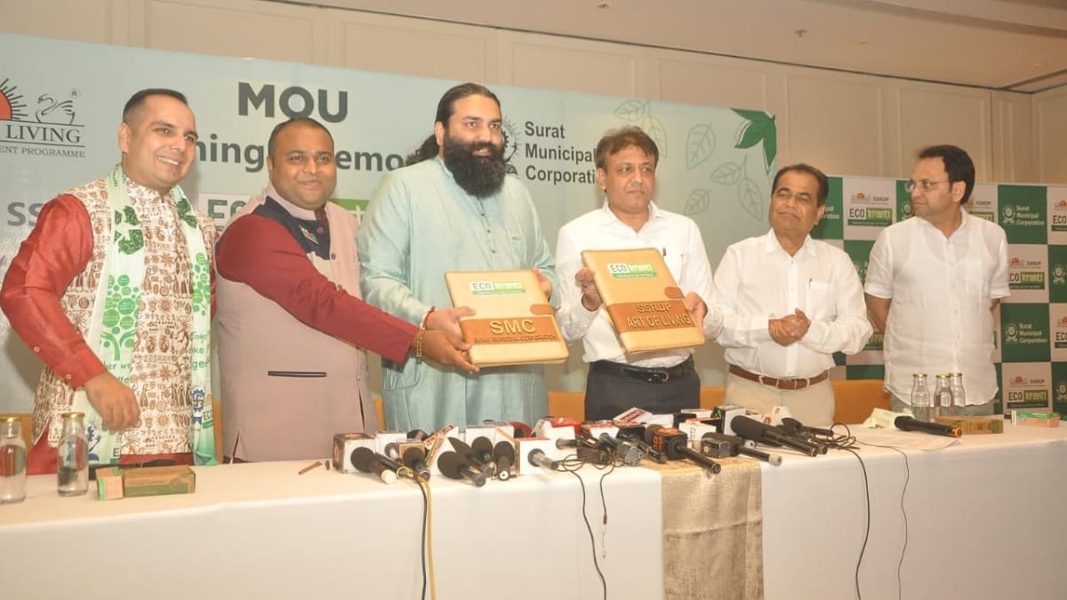 सूरत से ‘इको क्रांति’ का आरंभ, श्री श्री रविशंकर संग आर्ट ऑफ लिविंग का प्लास्टिक मुक्त भारत अभियान